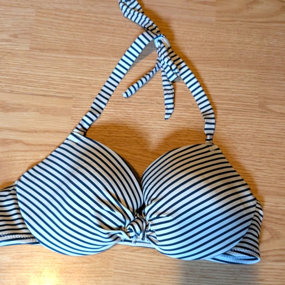H &M bikini top size 34C